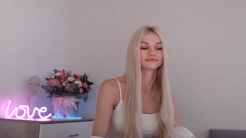 Snapshot of missemma1111 chatting on December 2024 09:33:01 AM EMMA online show from December 2024 09:33:01 AM