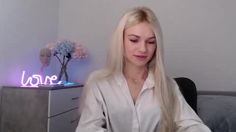 Snapshot of missemma1111 chatting on January 2025 09:22:01 PM EMMA online show from January 2025 09:22:01 PM