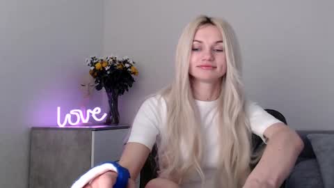 Snapshot of missemma1111 chatting on March 2025 09:32:02 PM EMMA online show from March 2025 09:32:02 PM