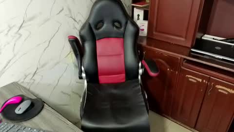 Escarlet online show from October 2025 01:28:01 AM