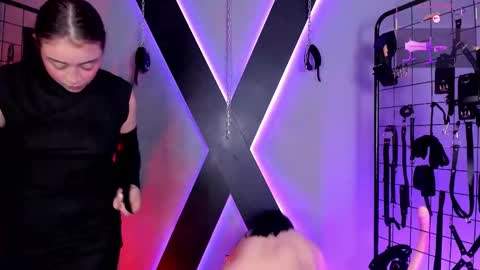 Snapshot of misskara_ariana_bdsm chatting on November 2025 10:25:01 AM Miss Kara and Ariana online show from November 2025 10:25:01 AM