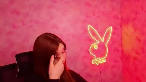 Mia online show from December 2025 12:43:01 PM