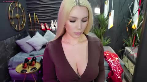 Snapshot of mistress_darsy chatting on February 2025 01:44:01 PM Darsy online show from February 2025 01:44:01 PM