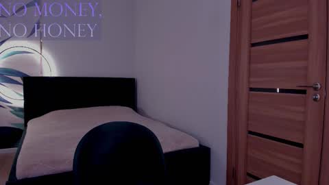 Snapshot of mistress_mialibra chatting on November 2025 04:51:02 PM Mistress Mia online show from November 2025 04:51:02 PM