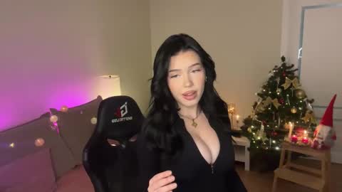 Mia online show from December 2025 07:54:02 PM