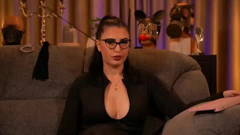 Snapshot of mistresskellykent chatting on September 2025 09:15:01 PM Mistress Kelly online show from September 2025 09:15:01 PM