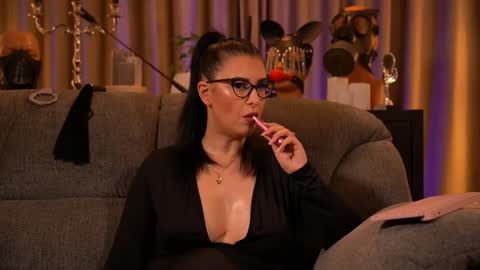 Snapshot of mistresskellykent chatting on September 2025 01:07:02 AM Mistress Kelly online show from September 2025 01:07:02 AM