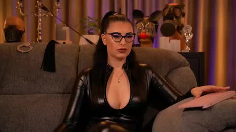 Snapshot of mistresskellykent chatting on September 2025 09:31:02 PM Mistress Kelly online show from September 2025 09:31:02 PM