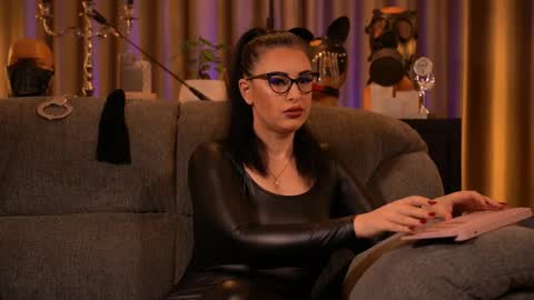 Snapshot of mistresskellykent chatting on October 2025 08:27:02 PM Mistress Kelly online show from October 2025 08:27:02 PM