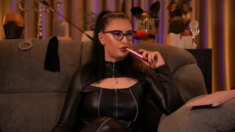 Snapshot of mistresskellykent chatting on October 2025 08:29:01 PM Mistress Kelly online show from October 2025 08:29:01 PM