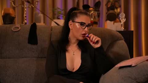 Snapshot of mistresskellykent chatting on October 2025 12:08:02 AM Mistress Kelly online show from October 2025 12:08:02 AM