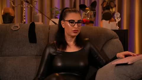 Snapshot of mistresskellykent chatting on October 2025 10:29:02 PM Mistress Kelly online show from October 2025 10:29:02 PM