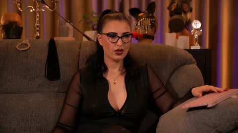 Snapshot of mistresskellykent chatting on October 2025 11:03:02 PM Mistress Kelly online show from October 2025 11:03:02 PM