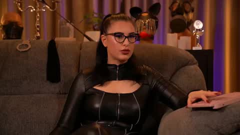 Snapshot of mistresskellykent chatting on October 2025 09:24:01 PM Mistress Kelly online show from October 2025 09:24:01 PM