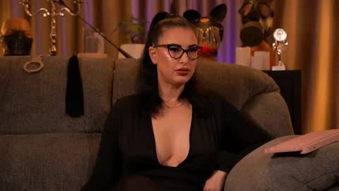 Snapshot of mistresskellykent chatting on October 2025 10:32:02 PM Mistress Kelly online show from October 2025 10:32:02 PM
