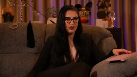 Snapshot of mistresskellykent chatting on October 2025 10:44:01 PM Mistress Kelly online show from October 2025 10:44:01 PM