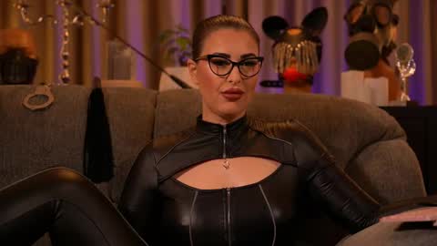 Snapshot of mistresskellykent chatting on October 2025 09:39:01 PM Mistress Kelly online show from October 2025 09:39:01 PM