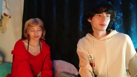 Snapshot of mixipeach chatting on May 2026 08:32:01 AM Naomi and Nekorii online show from May 2026 08:32:01 AM
