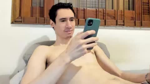 Snapshot of moderdelier chatting on January 2025 01:00:01 AM DigBreed online show from January 2025 01:00:01 AM