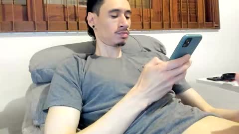 Snapshot of moderdelier chatting on October 2025 01:14:02 AM DigBreed online show from October 2025 01:14:02 AM