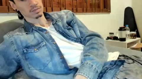 Snapshot of moderdelier chatting on November 2025 11:10:02 AM DigBreed online show from November 2025 11:10:02 AM