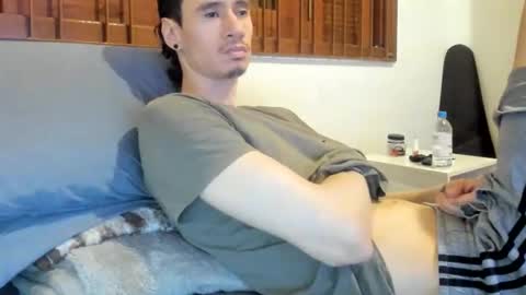 Snapshot of moderdelier chatting on November 2025 01:17:01 AM DigBreed online show from November 2025 01:17:01 AM