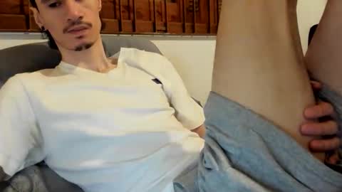 Snapshot of moderdelier chatting on December 2025 12:21:02 PM DigBreed online show from December 2025 12:21:02 PM