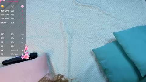 Laura online show from November 2025 01:28:01 PM