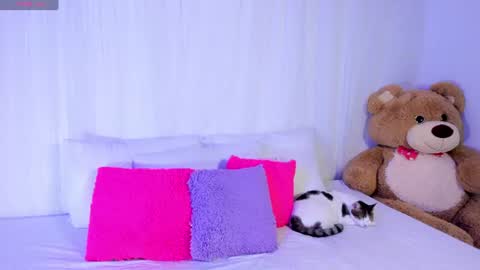 Snapshot of moll1e_ chatting on June 2026 02:46:01 AM M o L l i E online show from June 2026 02:46:01 AM