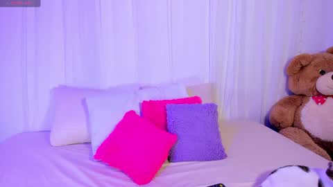 Snapshot of moll1e_ chatting on July 2026 12:16:02 AM M o L l i E online show from July 2026 12:16:02 AM