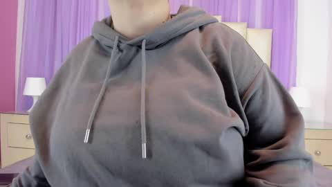 Snapshot of molliebue1 chatting on December 2024 12:01:02 PM Hey Guys Im Mollie online show from December 2024 12:01:02 PM