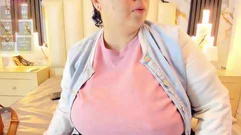 Snapshot of molliebue1 chatting on February 2025 12:10:02 PM Hey Guys Im Mollie online show from February 2025 12:10:02 PM