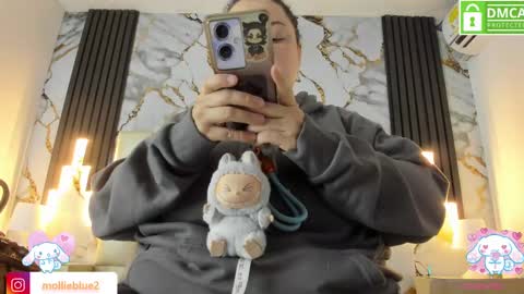 Snapshot of molliebue1 chatting on February 2025 12:06:02 PM Hey Guys Im Mollie online show from February 2025 12:06:02 PM