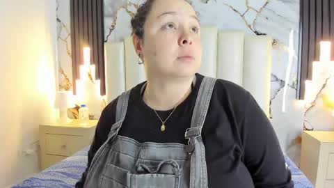 Snapshot of molliebue1 chatting on February 2025 02:29:02 AM Hey Guys Im Mollie online show from February 2025 02:29:02 AM