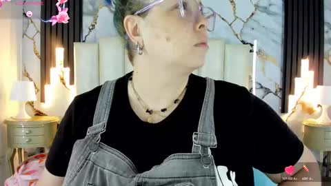 Snapshot of molliebue1 chatting on October 2025 12:36:01 PM Hey Guys Im Mollie online show from October 2025 12:36:01 PM