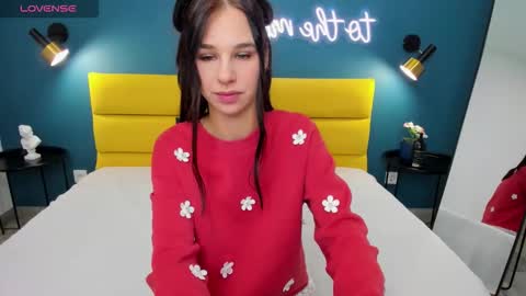 Snapshot of molly__cutie chatting on December 2025 01:36:01 AM Molly online show from December 2025 01:36:01 AM