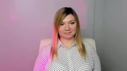 Snapshot of molly_moree chatting on January 2025 12:18:01 PM Molly online show from January 2025 12:18:01 PM