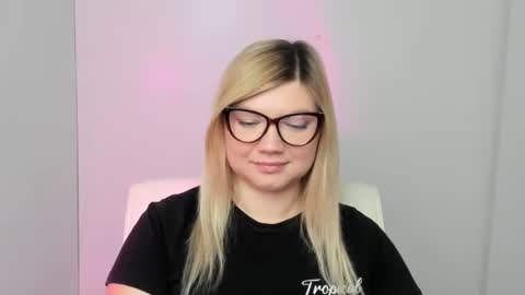 Snapshot of molly_moree chatting on September 2025 11:32:01 AM Molly online show from September 2025 11:32:01 AM