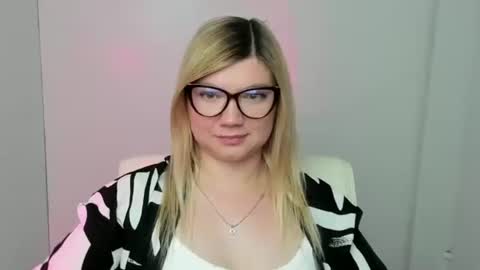 Snapshot of molly_moree chatting on September 2025 11:34:02 AM Molly online show from September 2025 11:34:02 AM