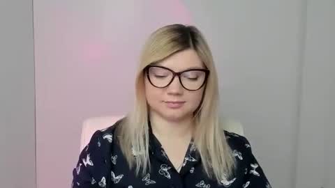 Snapshot of molly_moree chatting on October 2025 11:52:02 AM Molly online show from October 2025 11:52:02 AM