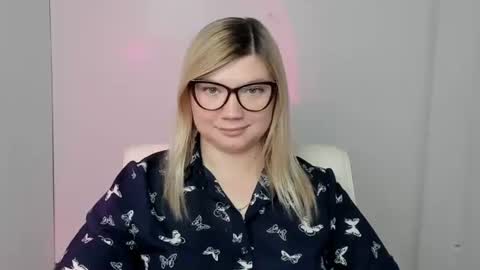 Snapshot of molly_moree chatting on October 2025 06:16:01 PM Molly online show from October 2025 06:16:01 PM