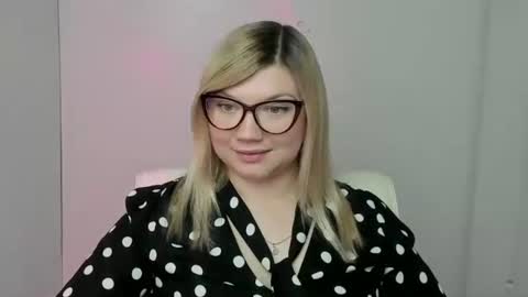 Snapshot of molly_moree chatting on October 2025 06:06:01 PM Molly online show from October 2025 06:06:01 PM