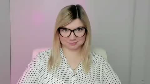 Snapshot of molly_moree chatting on October 2025 11:43:01 AM Molly online show from October 2025 11:43:01 AM