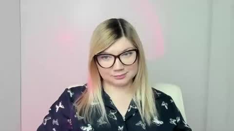 Snapshot of molly_moree chatting on October 2025 11:43:01 AM Molly online show from October 2025 11:43:01 AM