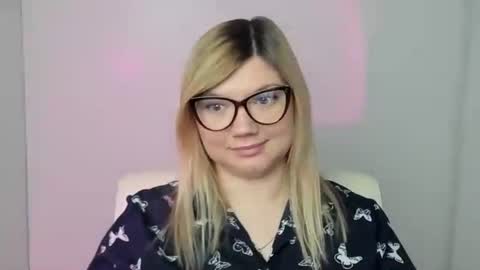 Snapshot of molly_moree chatting on October 2025 06:45:01 AM Molly online show from October 2025 06:45:01 AM