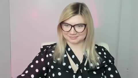 Snapshot of molly_moree chatting on November 2025 01:12:02 PM Molly online show from November 2025 01:12:02 PM