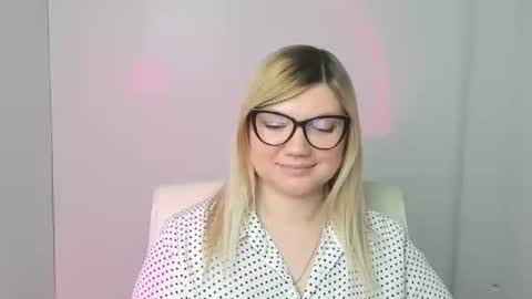 Snapshot of molly_moree chatting on November 2025 04:18:02 PM Molly online show from November 2025 04:18:02 PM