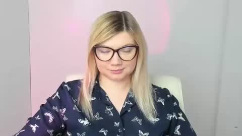 Snapshot of molly_moree chatting on November 2025 12:59:02 PM Molly online show from November 2025 12:59:02 PM