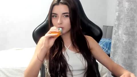 Molly online show from November 2025 08:52:01 PM