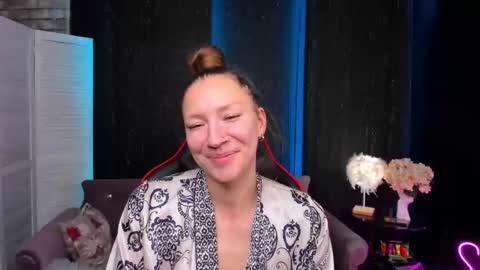 hi im Molly heregreat boobs big heart  warm pussy  online show from December 2025 01:04:02 AM